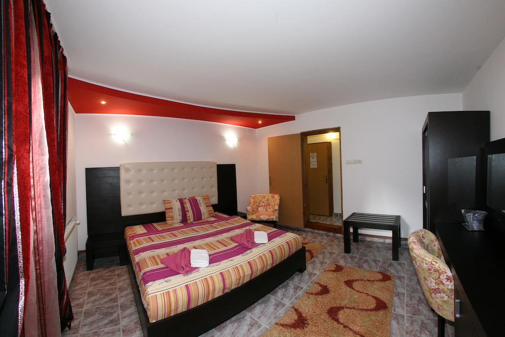 Pensiunea El Plazza Baile Herculane Bilik gambar