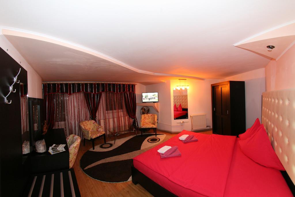 Pensiunea El Plazza Baile Herculane Bilik gambar